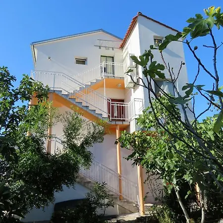 3 Palme Apartment Baselovici